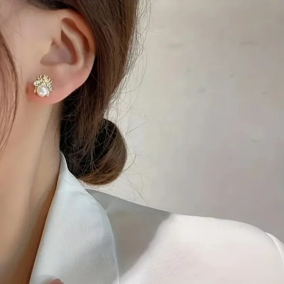 SOLD OUT NEW Bee earings with adorable pearl - Picture 2 of 8